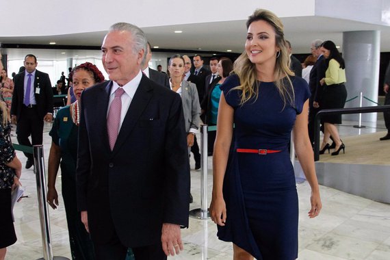 Em meio à denúncia de que voou de graça no jato do empresário Joesley Batista, dono da JBS, o site Congresso em Foco lembra ainda uma outra farra de Michel Temer com dinheiro público; quando era presidente da Câmara, em 2009, o peemedebista fez turismo com verba pública com a família na Bahia, curiosamente o mesmo destino para onde ele foi na aeronave do delator da Lava Jato; o fato chegou a ser admitido por Temer, que na época o minimizou, dizendo que não era ilegal