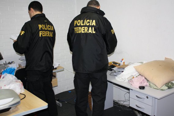 Delegados envolvidos nas investigações da Operação Hoder – que apura o desvio de cerca de R$ 30 milhões do SUS – aguardam resultado da auditoria do Ministério da Saúde; a partir daí podem decidir por novas prisões de oftalmologistas que participaram do esquema em Alagoas, Sergipe e Bahia; mutirões feitos por um instituto mobilizava especialistas para realizarem exames gratuitos de prevenção do glaucoma e diagnosticavam com a doença pacientes sadios, com o objetivo de repassar o colírio pago pelo SUS de forma irregular