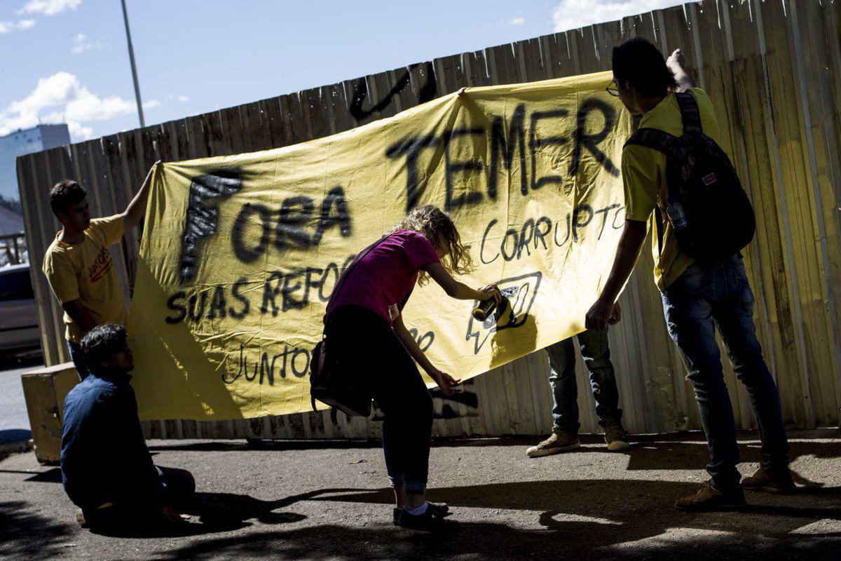 O Brasil não suporta mais a gangue que despreza o nosso futuro e nos constrange diariamente. Por onde Temer viaja como chefe de Estado, um colar de vexames é detalhado pela imprensa. Erra nomes de outros líderes e até de países