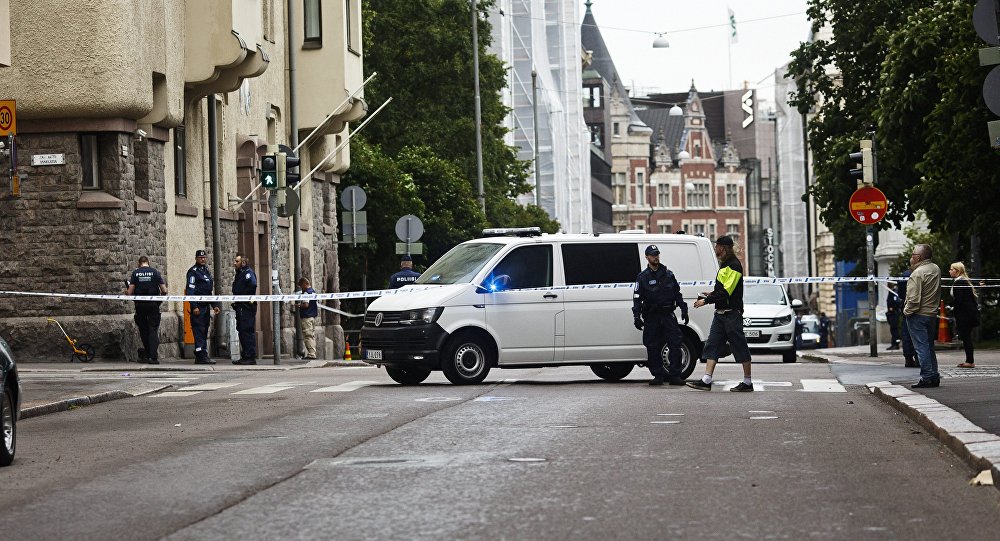 Pelo menos uma pessoa morreu e várias ficaram feridas em um atropelamento em massa nesta sexta-feira na capital da Finlândia, segundo informaram autoridades de Helsinque; de acordo com a polícia, o motorista, que aparenta estar intoxicado, foi detido logo após o ataque; sua identidade não foi revelada; mas o canal de tv local Yle relatou que ele seria um cidadão finlandês de aproximadamente 50 anos