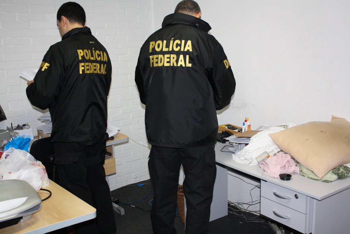 Delegados envolvidos nas investigações da Operação Hoder – que apura o desvio de cerca de R$ 30 milhões do SUS – aguardam resultado da auditoria do Ministério da Saúde; a partir daí podem decidir por novas prisões de oftalmologistas que participaram do esquema em Alagoas, Sergipe e Bahia; mutirões feitos por um instituto mobilizava especialistas para realizarem exames gratuitos de prevenção do glaucoma e diagnosticavam com a doença pacientes sadios, com o objetivo de repassar o colírio pago pelo SUS de forma irregular