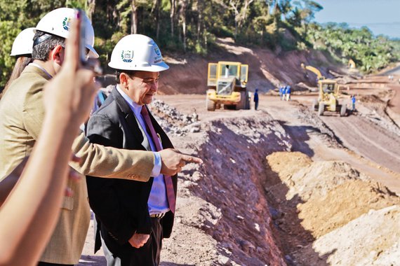 O governador Wellington Dias visitou as obras do Rodoanel de Teresina, que estão em fase de finalização; com 95% já concluída, a via será entregue em outubro, desafogando o trânsito e reduzindo em, pelo menos, 5 mil o número de veículos de carga que passam pela área urbana da capital; segundo o governo, a rapidez na execução das obras foi possível devido a parte dos recursos advindos do financiamento com a Caixa Econômica Federal, no valor de R$ 600 milhões; a inauguração está prevista para 19 de outubro, Dia do Piauí