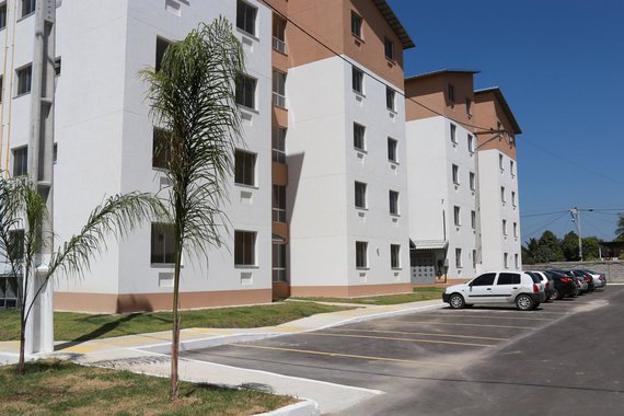 O governador Camilo Santana (PT) realiza nesta quarta (21) a entrega de 272 moradias do Minha Casa Minha Vida em Fortaleza. Os residenciais Riacho Verde I e II possuem uma área de 43m² divididos entre sala de estar, cozinha, dois quartos, um banheiro e área de serviço. Os espaços contam ainda com equipamentos como quadra poliesportiva, playground e salão de festas para os moradores 