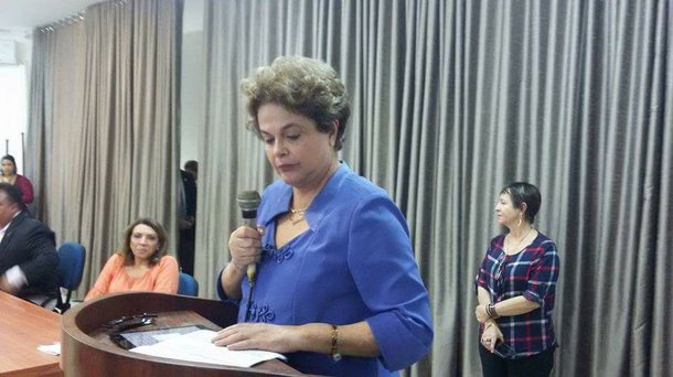 Dilma anda serena, melhor cuidada fisicamente e de si. É o que aparentou diante de aula inaugural em João Pessoa, quando até abandonou o script do texto pronto para se expressar de improviso, desta feita com retórica e narrativa compreensível, assimilável, diferentemente de muitos discursos lá atrás, quando não convencia e irritava