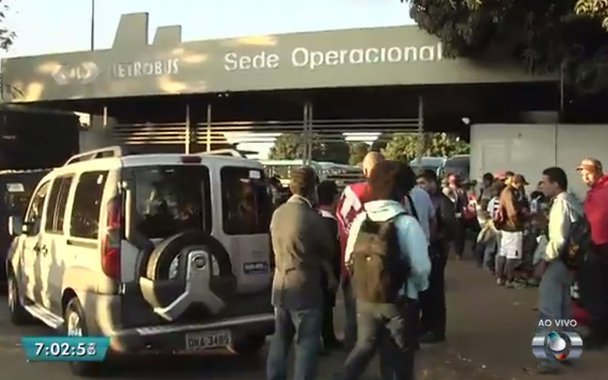 Manifestantes protestam em Goiânia desde o início da madrugada desta sexta-feira (30) contra as reforma trabalhista a previdenciária, e pedem saída de Michel Temer, o primeiro presidente da história do País a ser denunciado por corrupção; o ato nas ruas do Centro da capital conta com a presença de 3,5 mil pessoas, de acordo a organização do protesto; Temer foi o primeiro presidente denunciado por corrupção na história do País e, segundo pesquisa Datafolha, tem a menor popularidade em 28 anos, com apenas 7% de aprovação 