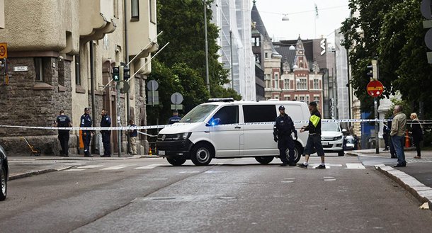 Pelo menos uma pessoa morreu e várias ficaram feridas em um atropelamento em massa nesta sexta-feira na capital da Finlândia, segundo informaram autoridades de Helsinque; de acordo com a polícia, o motorista, que aparenta estar intoxicado, foi detido logo após o ataque; sua identidade não foi revelada; mas o canal de tv local Yle relatou que ele seria um cidadão finlandês de aproximadamente 50 anos