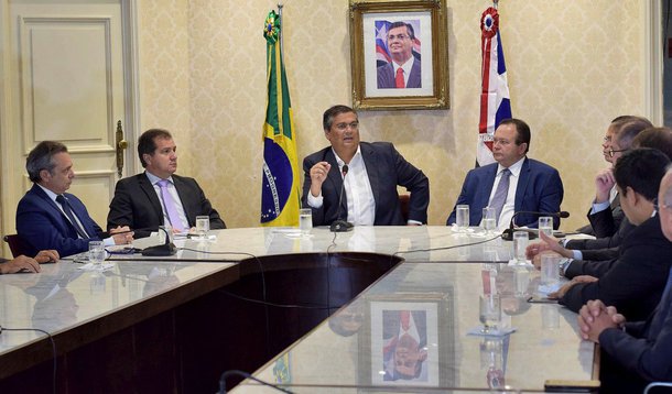 O programa Maranhão Juros Zero vai incentivar a economia do estado, ajudar pequenos empresários e gerar emprego e renda. A avaliação é de representantes de diversos setores da economia maranhense; Jurandy Theophilo, presidente da Associação de Jovens Empresários, diz que o programa ajuda a enfrentar a crise econômica nacional; "Muitos deles não têm linha de crédito para iniciar um novo empreendimento. Então o Juros Zero vai facilitar nessa atual conjuntura"; presidente da Jucema, Sergio Sombra diz que, com a crise nacional, muitos empresários vêm tendo dificuldade para conseguir empréstimos bancários; Fábio Nahuz, que preside o Sindicato das Indústrias da Construção Civil do Maranhão, "num momento de sufoco"