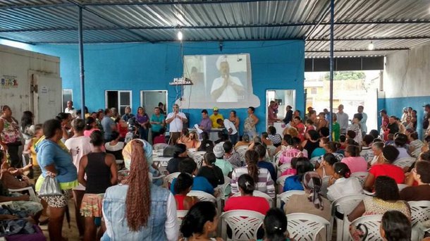 "Com muita desfaçatez e autoritarismo, os golpistas querem usurpar direitos e conquistas históricas do povo brasileiro com reformas, como da previdência e trabalhista, que penalizam duramente ainda mais os pescadores e marisqueiras, para garantir o lucro do capital financeiro e especulativo. Eles não têm compromisso com políticas públicas que fortaleçam e potencializem o desenvolvimento nacional. Ao invés de perseguir a pesca esse governo ilegítimo deveria apresentar políticas de incentivo à produção pesqueira", disse o deputado estadual Marcelino Galo num evento com pescadores no Subúrbio Ferroviário de Salvador, no domingo