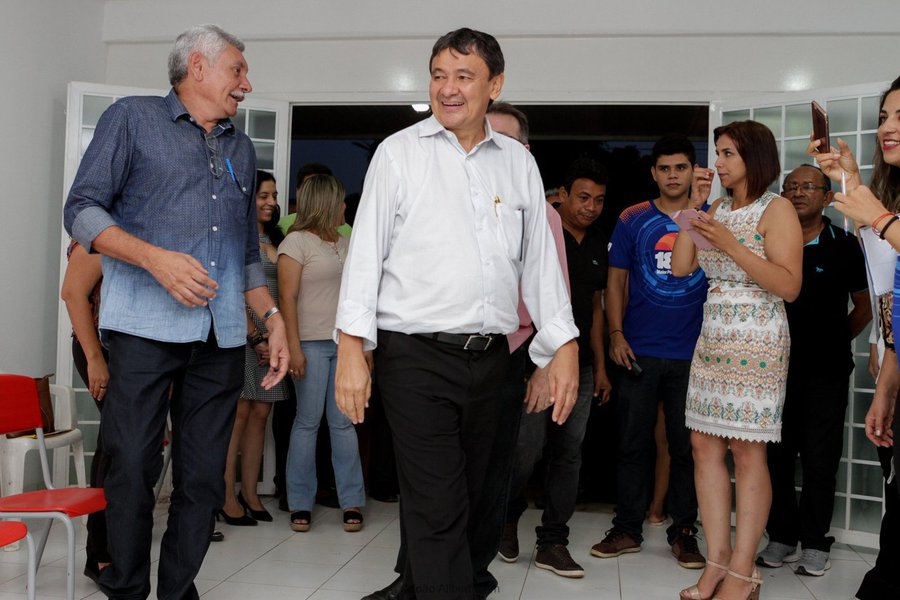 Em cumprimento de agenda no interior do Estado, o governador Wellington Dias visitou os municípios de Nossa Senhora dos Remédios e São João do Arraial, onde anunciou a realização de vestibular da Universidade Aberta do Estado do Piauí – UAPI e autorizou diversas obras em benefício da população daquela região; dentre as autorizações assinadas por Dias no município de Nossa Senhora dos Remédios, está o asfaltamento de 14 mil metro quadrados de calçamento urbano, reforma das praças Abraão Gomes e a praça da Igreja, reforma do mercado Central e a abertura de 50 vagas para o curso superior de administração pela Universidade Aberta do Piauí