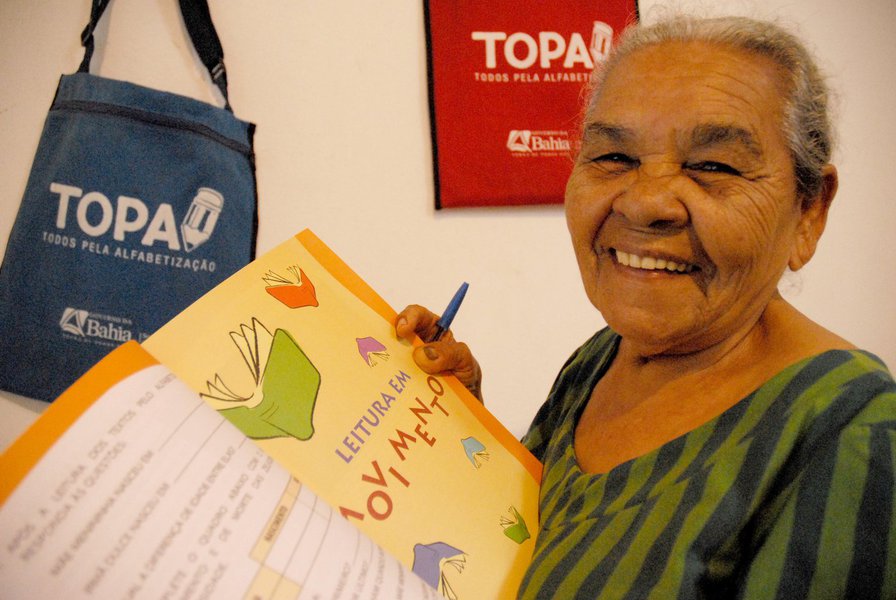 A Secretaria da Educação da Bahia está fazendo a matrícula para os estudantes da 10ª etapa do Programa Todos pela Alfabetização (Topa), que é voltado para a alfabetização de jovens acima de 15 anos, adultos e idosos; são oferecidas 15 mil vagas, e os interessados devem comparecer aos Núcleos Territoriais de Educação (NTE) ou às secretarias municipais de Educação dos 112 municípios que aderiram a essa etapa com o RG ou CPF; a matrícula segue até o próximo dia 30 e as aulas começam no dia 7 de agosto; veja como se matricular