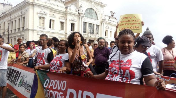 A Câmara Municipal de Salvador foi palco de debate acalorado nesta segunda-feira numa audiência pública que durou mais de quatro horas sobre o projeto de lei 'Escola sem Partido'; encontro foi promovido pela comissão especial da Câmara dos Deputados, onde o projeto tramita; houve protesto dentro e fora da Câmara, e os defensores do projeto saíram durante os debates sem falar com a imprensa; além do projeto em si, manifestantes protestaram contra a presença do deputado federal Eduardo Bolsonaro (PSC-RJ), devido ao posicionamento favorável ao projeto e à relação de parentesco com o deputado Jair Bolsonaro (PSC-RJ), seu pai; a sessão foi presidida pelo deputado federal João Carlos Bacelar (PTN), um dos membros da comissão especial em Brasília