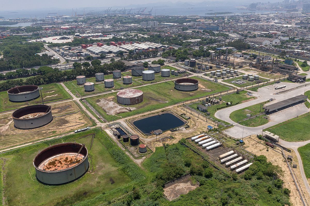 Em um curso para jornalistas patrocinado pelo Sindicato Nacional das Distribuidoras de Combustíveis (Sindicom), os representantes da Procuradoria-Geral do Estado de São Paulo anunciaram ter aderido ao plano de "extirpar" a Refinaria Manguinhos do mercado; o Sindicom, que representa a BR Distribuidora, Ipiranga, Raízen (Shell/Esso) e Ale, trava uma guerra comercial contra a concorrente que é a única refinaria privada em atividade no país e tem arregimentado aliados importantes nessa disputa