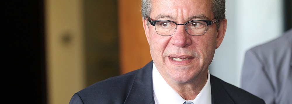 O senador José Aníbal (PSDB-SP) afirmou que o PSDB votará pela aprovação da reforma trabalhista na Comissão de Constituição e Justiça (CCJ) do Senado, que deve ocorrer neste semana; “Vamos votar totalmente a favor”, disse ele a jornalistas; senador Eduardo Amorim (PSDB-SE) votou contra o relatório da reforma trabalhista na Comissão de Assuntos Sociais (CAS) do Senado; sgundo Aníbal, o governo teve uma atitude "meio frouxa" nesta votação; “Era uma votação crucial, não podia ter deixado de confirmar e reconfirmar os votos”, acrescentou