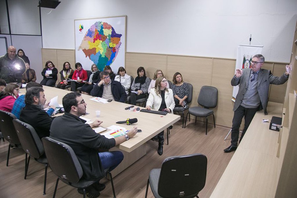 O resultado do Sistema de Avaliação do Rendimento Escolar do Rio Grande do Sul (Saers) de 2016 mostra que os estudantes gaúchos apresentam maior dificuldade com Língua Portuguesa e Matemática conforme vão avançando nos anos escolares; a constatação não é novidade e não depende apenas do ambiente escolar; mas é o dado principal que sai da pesquisa retomada pelo governo estadual com a justificativa de que ela pode ser uma “bússola” para orientar as políticas públicas e como resolver um problema que já é histórico; “O resultado não é satisfatório, principalmente à medida que os anos vão avançando”, avalia o atual secretário da Educação, Ronald Krummenauer, que assumiu o cargo no início de maio