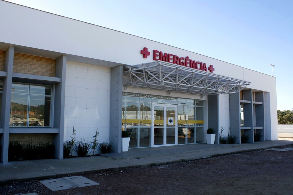 Ministro da Saúde, Ricardo Barros (PP), o governador do Estado, José Ivo Sartori (PMDB), e o prefeito de Porto Alegre, Nelson Marchezan Jr. (PSDB), estiveram no Hospital da Restinga e Extremo-Sul (HRES) para anunciar o início da operação do novo serviço de teleoftalmologia para a região; lideranças comunitárias apresentaram às autoridades cobranças de melhoria no hospital, como a abertura de serviços de obstetrícia e maternidade; também reclamaram da superlotação da emergência e da falta de outros serviços