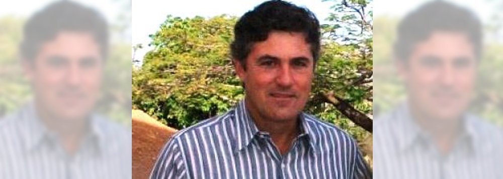 Informações de bastidores dão conta de que o empreiteiro Rossine Aires Guimarães teria fechado delação premiada com o MPF; Há quem garanta que Rossini falou por 14 horas, em dois dias, com os procuradores; não se sabe se a delação teria ocorrido na Operação Ápia, que investiga esquema que fraudava licitações públicas e execução de contratos celebrados para a terraplanagem e pavimentação asfáltica em diversas rodovias estaduais, ou na Reis do Gado, que investigou um esquema de fraudes em contratos de licitações públicas