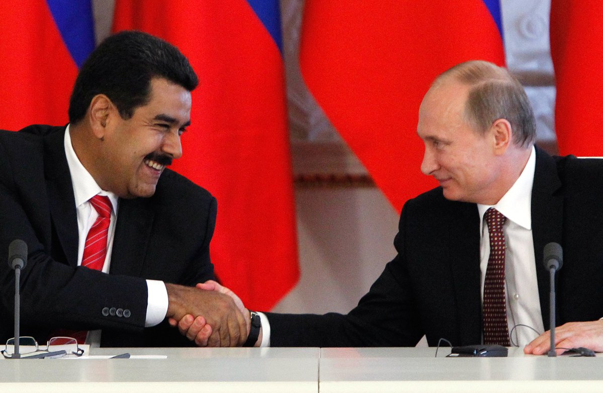 Russian President Vladimir Putin (R) shakes hands with his Venezuelan counterpart Nicolas Maduro during a signing ceremony at the Kremlin in Moscow, July 2, 2013. REUTERS/Maxim Shemetov (RUSSIA - Tags: POLITICS) - RTX11A0Q
