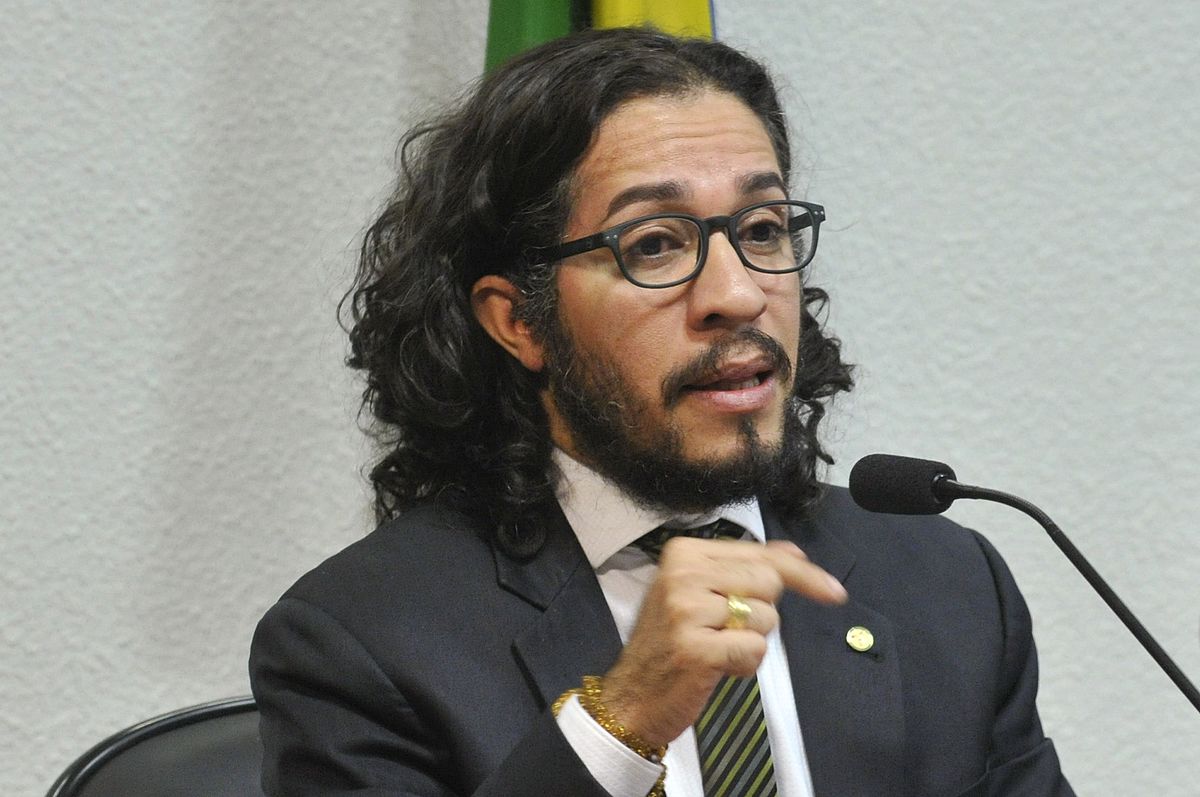 O deputado federal Jean Willys (Psol-RJ) afirmou que os donos do poder "entenderam que é preferível que uma quadrilha esteja à frente da República para implementar as reformas"; em entrevista à Rede Brasil Atual, o deputado psolista disse ainda que "a política de destruição de direitos sociais pelo governo Michel Temer não apenas é grave como pode custar décadas para ser revertida, se as forças progressistas retomarem o poder"; sobre o ex-presidente Lula, o parlamentar diz que"a candidatura dele é uma questão democrática"; "A maneira como a Justiça agiu em relação a ele é arbitrária, a gente não pode aceitar isso"