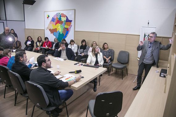 O resultado do Sistema de Avaliação do Rendimento Escolar do Rio Grande do Sul (Saers) de 2016 mostra que os estudantes gaúchos apresentam maior dificuldade com Língua Portuguesa e Matemática conforme vão avançando nos anos escolares; a constatação não é novidade e não depende apenas do ambiente escolar; mas é o dado principal que sai da pesquisa retomada pelo governo estadual com a justificativa de que ela pode ser uma “bússola” para orientar as políticas públicas e como resolver um problema que já é histórico; “O resultado não é satisfatório, principalmente à medida que os anos vão avançando”, avalia o atual secretário da Educação, Ronald Krummenauer, que assumiu o cargo no início de maio