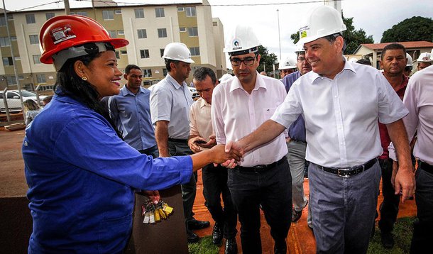 O governador de Goiás, Marconi Perillo lançará, no dia 20 de julho, o Goiás na Frente Habitação, uma vertente do Programa Goiás na Frente voltada exclusivamente para moradias populares; o chefe do executivo assinará o convênio com os primeiros 58 municípios que já estão aptos a participar do programa, que vai atender as 246 cidades goianas. Os 58 primeiros municípios representam todas as regiões de Goiás, e serão beneficiados, no total, com a construção de 10.253 unidades habitacionais, com investimento de R$ 1 bilhão