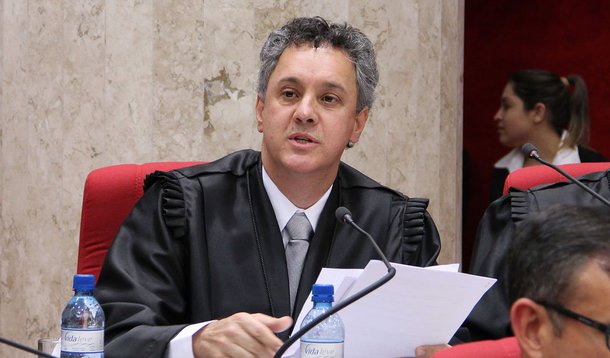 Desembargador federal João Pedro Gebran Neto, do Tribunal Regional Federal da 4ª Região (TRF4), negou pedido de habeas corpus impetrado pela defesa do ex-presidente Luiz Inácio Lula da Silva que pedia a produção de novas provas e a suspensão da ação penal relacionada ao triplex no Condomínio Solaris até o julgamento do mérito deste pedido pela 8ª Turma; segundo Gebran, cabe ao magistrado de primeiro grau avaliar o cabimento da diligência