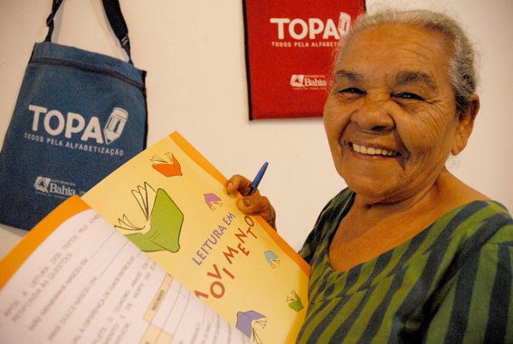 A Secretaria da Educação da Bahia está fazendo a matrícula para os estudantes da 10ª etapa do Programa Todos pela Alfabetização (Topa), que é voltado para a alfabetização de jovens acima de 15 anos, adultos e idosos; são oferecidas 15 mil vagas, e os interessados devem comparecer aos Núcleos Territoriais de Educação (NTE) ou às secretarias municipais de Educação dos 112 municípios que aderiram a essa etapa com o RG ou CPF; a matrícula segue até o próximo dia 30 e as aulas começam no dia 7 de agosto; veja como se matricular