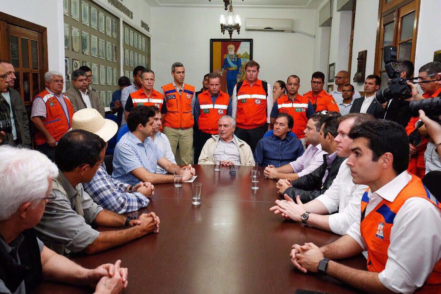 O prefeito de Maceió, Rui Palmeira (PSDB), voltou a reclamar da demora na liberação de recursos federais que serão empregados em obras de reconstrução da capital após as chuvas; segundo ele, há uma "burocracia idiota" para que os problemas relacionados às precipitações possam ser resolvidos; "A gente vai pra Brasília, ouve promessa, o presidente da República vem pra cá em todo aquele teatro com um monte de ministros e não sai nada. Isso vai cansando e a gente chega a um limite. Beira a irresponsabilidade a atitude do governo federal e não só em Maceió, porque Recife está a mesma coisa", criticou Rui