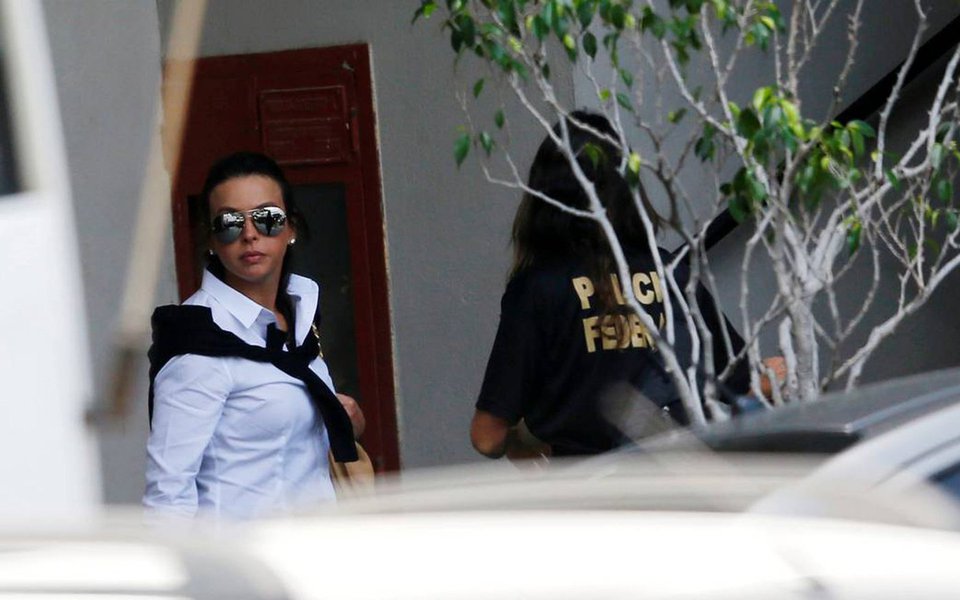 Advogada e ex-primeira-dama do Rio de Janeiro Adriana Ancelmo teve papel fundamental na indicação feita por Sérgio Cabral para nomes do Poder Judiciário; segundo pessoas próximas do casal, era uma forma de Cabral prestigiá-la; influência de Ancelmo chegou ao Superior Tribunal de Justiça; ministros Bendito Gonçalves, Luis Felipe Salomão e Marco Belizze pediram à advogada o endosso do governador em suas campanhas; ex-primeira-dama é alvo de quatro ações penais da Lava Jato e foi presa em dezembro de 2016; desde março deste ano, aguarda julgamento em regime de prisão domiciliar