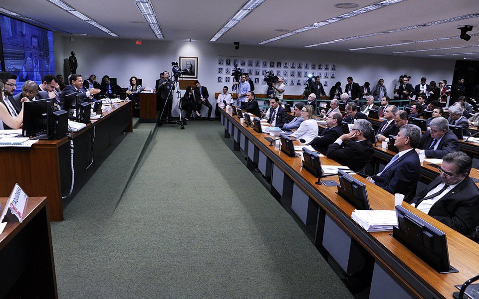 Por conta do troca-troca de membros da Comissão de Constituição e Justiça da Câmara pelos partidos aliados a Temer a fim de garantir votos contra a denúncia por corrupção do peemedebista, novatos ficarão com a responsabilidade de analisar vários projetos até então relatados por parlamentares experientes, com tradição no colegiado, o mais importante da Casa; além disso, 119 projetos ficaram sem dono e devem voltar para a estaca zero