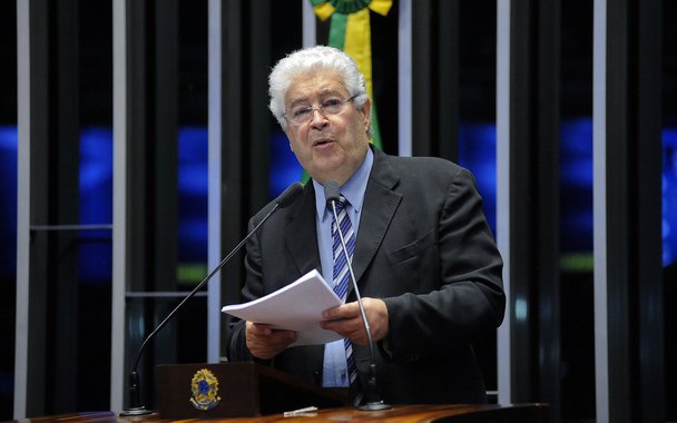 O senador Roberto Requião (PMDB-PR), presidente da Frente Ampla Nacional, intensificou nas últimas horas o ‘piquete’ no Twitter pela greve geral desta sexta-feira (30); "A paralisação de hoje é pelo Brasil e pelos brasileiros", continuou; "Ninguém pretende destruir Temer, apenas queremos evitar que ele destrua o país", acrescentou; de acordo com o parlamentar, "ou o Brasil enfrenta a banca e sua desesperada concentração de poder e dinheiro,ou deixa de ser um país"; Requião também lança, em nome da Frente Ampla, a ideia de um plebiscito para tirar o país metido no atoleiro pelos “bandidos” e “entreguistas”