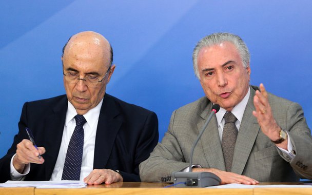 Com a deterioração política de Michel Temer se acelerando, o mercado financeiro voltou a projetar cenários mais sombrios para a economia brasileira; segundo o Boletim Focus, divulgado pelo Banco Central, a mediana das projeções para o PIB recuaram de 0,41% para 0,40% neste ano e de 2,30% para 2,20% no ano seguinte; já a projeção para a inflação recuou de 3,71% para 3,64% em 2017 e de 4,37% para 4,33% em 2018