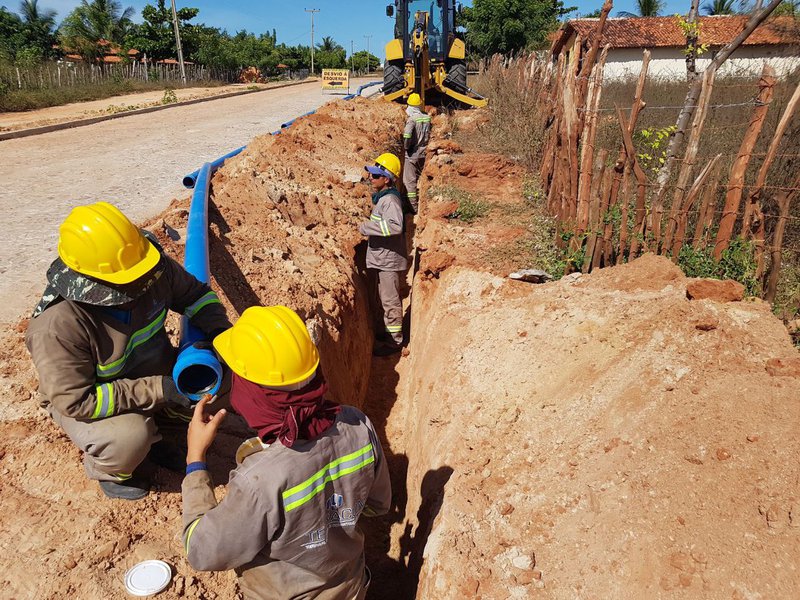 Está em construção a Adutora do Litoral, que, segundo o governo estadual, é um moderno sistema de captação e abastecimento, com o objetivo de suprir a demanda de todos os municípios da região litorânea durante os próximos 30 anos; iniciada em junho, a obra segue em plena atividade e deve ser entregue no prazo de 12 meses; serão investidos R$ 58 milhões na construção de 69,5 km de adutora