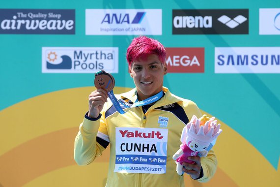 A atleta baiana Ana Marcela conquistou nesta sexta-feira em Budapeste, capital da Hungria, o primeiro lugar na maratona aquática no Campeonato Mundial de Esportes Aquáticos, a mais longa prova de natação do campeonato; em segundo lugar chegou a holandesa Sharon van Rouwendaal e em terceiro, a italiana Arianna Bridi; Ana Marcela nadou por mais de cinco horas os 25 quilômetros (km) da prova, no Lago Balton