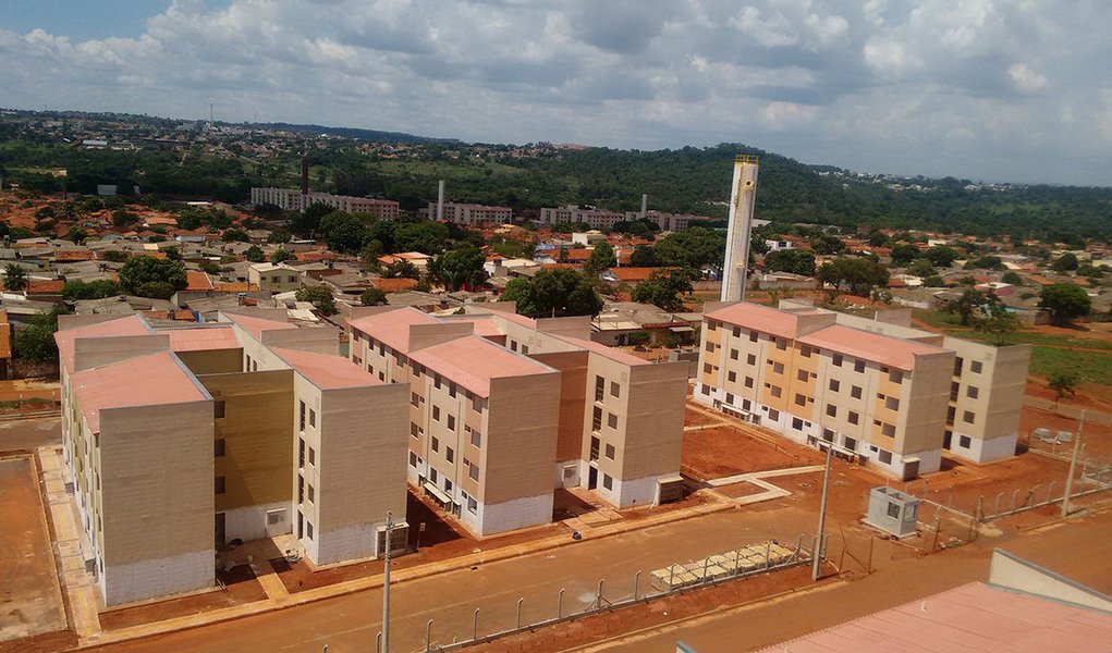 O governo do Estado informou que acertou parceria inédita com o Ministério das Cidades para que os municípios de Goiás recebam aportes de recursos do Novo Programa de Aceleração do Crescimento Infraestrutura (PAC); de acordo com informações da assessoria de imprensa do executivo, a garantia foi obtida pelo governador Marconi Perillo junto ao ministro Bruno Araújo, e os recursos começarão a ser liberados entre agosto e setembro; assim como o governo instituiu com o Goiás na Frente Municípios, os recursos serão repassados diretamente para as prefeituras executarem as obras, informou a assessoria