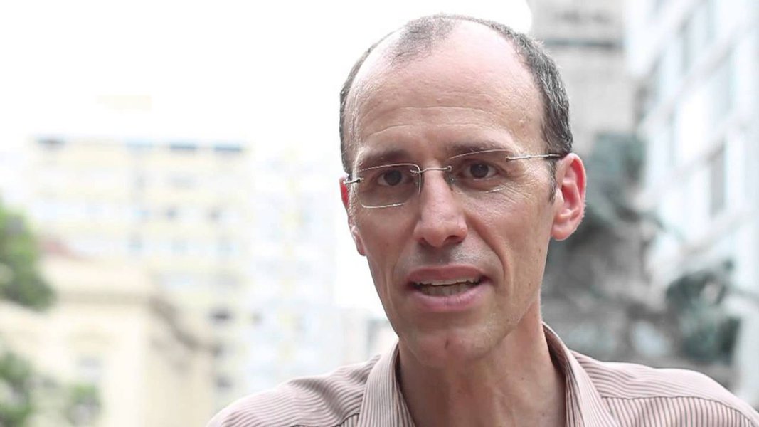 Ao final de 2014, a Câmara de Vereadores de Porto Alegre aprovou um projeto proibindo os poderes Executivo e Legislativo de celebrar ou prorrogar contratos com empresas que doaram dinheiro para partidos políticos ou campanhas eleitorais na cidade por quatro anos a partir da data da doação; a medida valeu já para as eleições de 2016, mas o vereador Marcelo Sgarbossa (PT), autor do projeto original, quer ampliar a proibição para pessoas físicas e proprietários, administradores, diretores, sócios, acionistas ou representantes de pessoas jurídicas que tenham feito doações, uma vez que percebeu que essas pessoas acabaram contornando a lei para continuar praticando o chamado “lobby eleitoral”