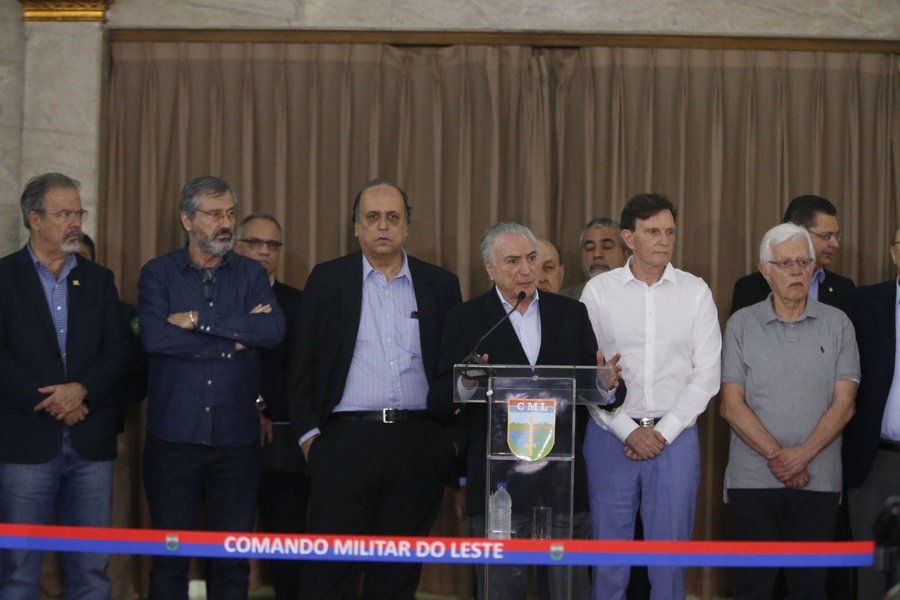 Durante visita ao Rio de Janeiro neste domingo, Michel Temer disse que os primeiros dias das ações integradas da Operação Segurança e Paz na região metropolitana da cidade já registraram queda nos índices de criminalidade, em especial de roubos de cargas; "No meu decreto, que assinei na sexta-feira, eu fixei, em razão do ano fiscal, que esta operação se dará até 31 de dezembro de 2017, mas nada impedirá que, no começo do ano, nós renovemos esse decreto, para fazê-lo vigorar até o final de 2018", contou, certo de que permanecerá no governo até lá 