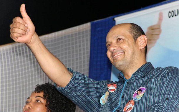 Júlio Oliveira defendeu a necessidade de um represante da região norte do Estado no Senado e disse que o PRB "não se furtará ao chamado do povo para integrar uma chapa majoritária em 2018"; em artigo publicado portal Cleber Toledo, Oliveira disse que "em 2018 haverá eleição para deputados estaduais e federais, senadores, governador e presidente da República, e com isso, surge a oportunidade de escolher representantes realmente comprometidos com esta importante região"; "O PRB, partido que se estruturou por todo o estado e tem mostrado serviços efetivos na construção e no desenvolvimento de políticas públicas, se mostra preparado e convicto para este cenário"