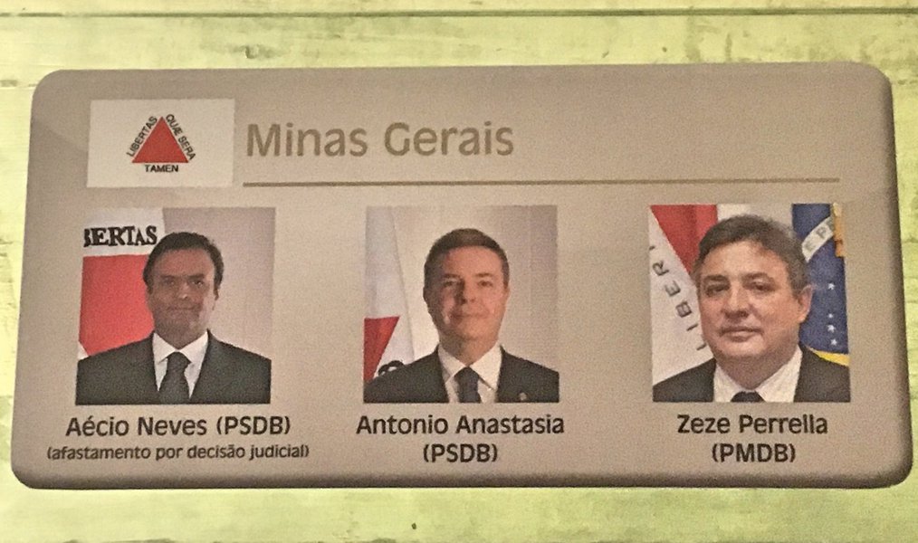 Uma imagem marcante: a foto de Aécio Neves na galeria do Senado agora tem a inscrição "Afastado por decisão judicial'; temendo ser preso, Aécio apelou ao plenário do STF