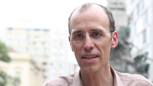 Ao final de 2014, a Câmara de Vereadores de Porto Alegre aprovou um projeto proibindo os poderes Executivo e Legislativo de celebrar ou prorrogar contratos com empresas que doaram dinheiro para partidos políticos ou campanhas eleitorais na cidade por quatro anos a partir da data da doação; a medida valeu já para as eleições de 2016, mas o vereador Marcelo Sgarbossa (PT), autor do projeto original, quer ampliar a proibição para pessoas físicas e proprietários, administradores, diretores, sócios, acionistas ou representantes de pessoas jurídicas que tenham feito doações, uma vez que percebeu que essas pessoas acabaram contornando a lei para continuar praticando o chamado “lobby eleitoral”