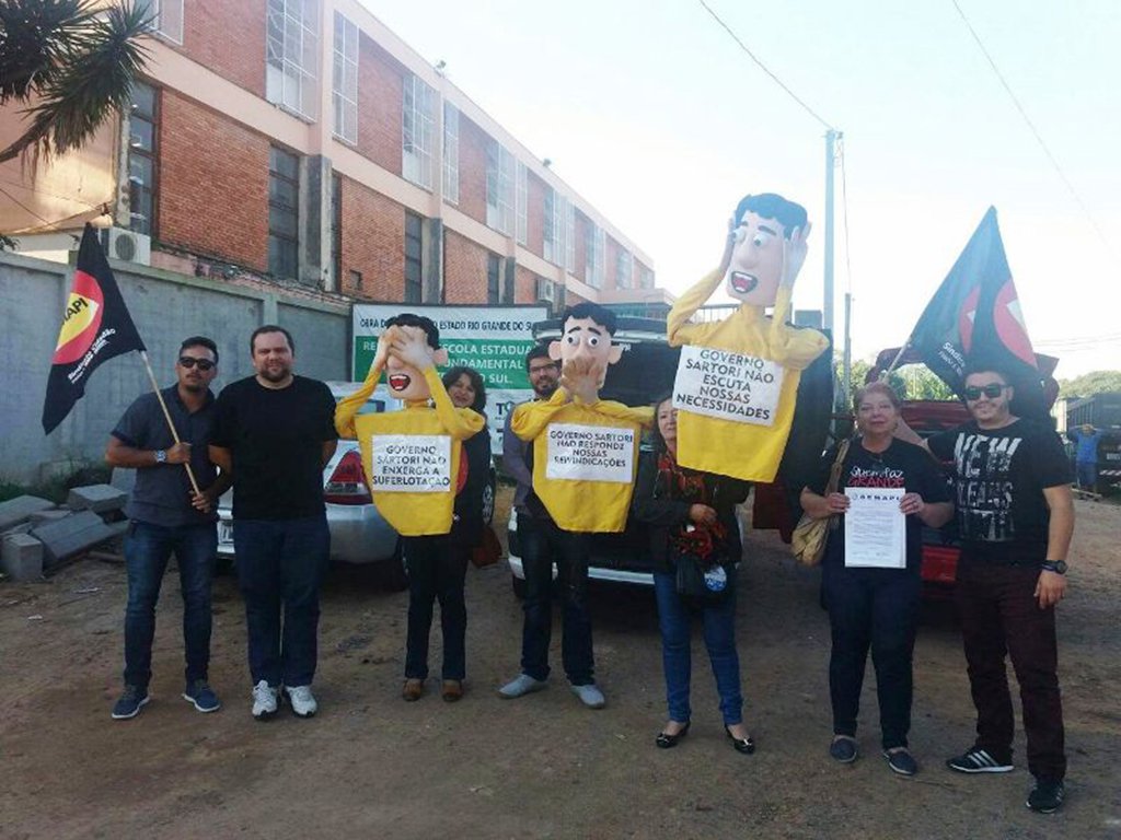 Servidores da Fundação de Atendimento Sócio-Educativo do Rio Grande do Sul (Fase) aproveitaram a presença do governador José Ivo Sartori (PMDB) no Case POA 1, na Vila Cruzeiro, em Porto Alegre, para protestar contra a falta de negociação coletiva por parte do governo a respeito do dissídio da categoria; trabalhadores alegam que o Semapi, sindicato que representa as fundações do Estado, encaminhou ao governo em maio a pauta de reivindicações da categorias referente à data-base, que é 1º de junho, e ainda não recebeu qualquer resposta do governo ou agendamento de reunião para tratar do tema