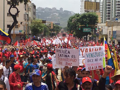 Antes de condenar a reação de Maduro às manifestações financiadas por empresários fascistas, pense que, lá, como aqui, não tem ninguém preocupado de verdade com corrupção e liberdades democráticas. O que os fascistas venezuelanos querem é colocar a mão de volta no oceano de petróleo que existe em baixo do país