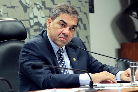 Mais uma pessoa indicada pelo senador Hélio José (PMDB-DF) foi demitida do governo federal, após o parlamentar votar contra a reforma trabalhista na Comissão de Assuntos Sociais (CAS); Aline Rezende deixou a superintendência do Instituto Brasileiro do Meio Ambiente (Ibama) do Distrito Federal; dois indicados pelo congressista já haviam sido exonerados; parlamentar chamou esta semana o governo Temer de corrupto e acusou o Palácio do Planalto de fazer um "balcão de negócios" em uma "retaliação terrível"