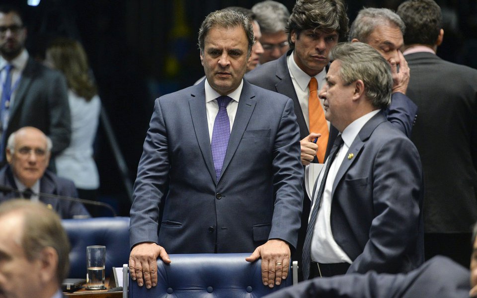"A Procuradoria refez o caminho de uma parcela de 500 mil reais da propina de 2 milhões paga por Joesley Batista. Ela saiu da JBS em dinheiro vivo através de Frederico Pacheco de Medeiros, primo de Aécio, foi para as mãos de Mendherson Souza Lima, assessor de Zezé Perrella no Senado Federal, passeou por uma conta da ENM Auditoria e Consultoria e foi parar na conta da Tapera Participações e Empreendimentos Ltda, empresa da família de Zezé Perrella, que tem como acionista o filho, Gustavo Perrella", aponta reportagem do jornalista Joaquim de Carvalho
