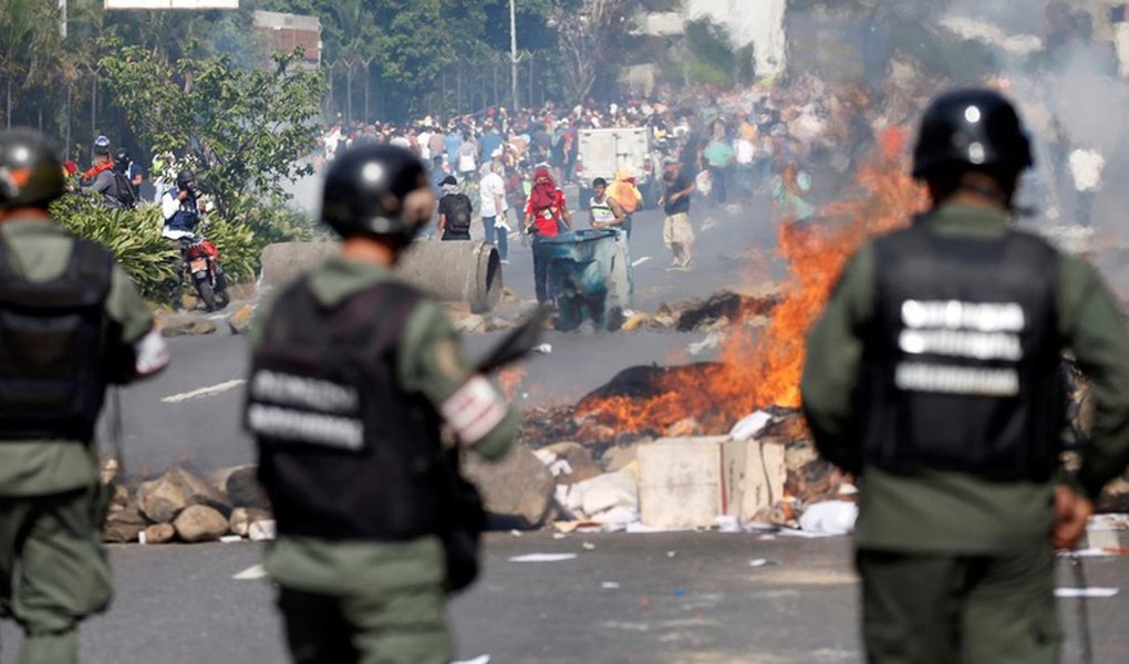 O país rico em petróleo, mas envolvido em uma profunda recessão, está há quatro meses sendo tomado por protestos contra Maduro que deixaram mais de 110 pessoas mortas em confrontos com forças de segurança, que responderam com gás lacrimogêneo, balas de borracha e canhões de água; dos 6.120 candidatos da eleição deste domingo, 30, para uma assembleia constituinte com 545 membros, nenhum é da oposição venezuelana - que está boicotando o processo, por considerá-lo um pleito manipulado para consumar uma ditadura