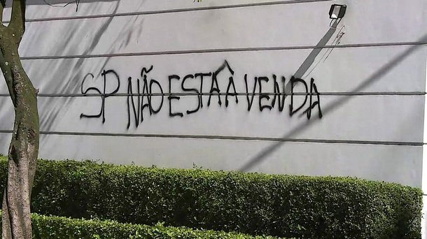 O prefeito de São Paulo, João Doria (PSDB-SP) respondeu aos manifestantes que foram até a casa dele em vídeo no Facebook: "Hoje, um grupo do MTST e do PT fez uma manifestação na porta da minha casa, numa atitude de vandalismo e agressão. Isso só demonstra a violência como essa minoria barulhenta tenta intimidar as pessoas que querem o bem da cidade e do Brasil. Nada nos intimidará", disse ele. Por volta das 9h30 deste sábado (15), cerca de 200 manifestantes chegaram com cartazes, bandeiras do Brasil e do Movimento Sem-Terra, máscaras do prefeito e tambores