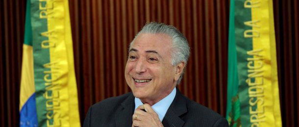 Interlocutores do governo de Michel Temer estão comemorando a falta de manifestações populares contra o aumento de impostos sobre os combustíveis, realizado na semana passada;  apatia da população diante da escalada tributária é vista como sobrevida de Temer no Congresso às vésperas da votação da denúncia de corrupção passiva contra Temer na Câmara; "Não tem nenhum tipo de impacto na base, porque a base entende que a equipe econômica trabalha para manter o equilíbrio fiscal e a recuperação econômica. A população não quer saber de aumento de imposto mas não houve grande reação, manifestações, nada disso", afirmou o líder do governo, André Moura (PSC)