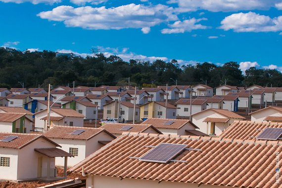 O governador Marconi Perillo fechou o mês de junho com a marca de mais de 1000 casas entregues em nove municípios, que representam investimentos da ordem de R$ 52,5 milhões nas parcerias efetivadas pela Agência Goiana de Habitação (Agehab) com o governo federal e as prefeituras; moradias foram entregues às famílias beneficiárias durante a Caravana do Goiás na Frente, que percorreu 60 municípios no mês de junho para assinatura de convênios, vistoria de obras e inaugurações