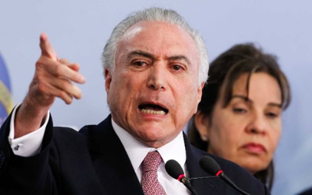 Deputada federal Raquel Muniz (PSD-MG), que elogiou o marido e ex-prefeito de Montes Claros Ruy Muniz ao dizer que seu voto pelo impeachment da presidente eleita Dilma Roousseff "era para mostrar que o Brasil tem jeito e que  prefeito de Montes Claros mostra isso com a sua gestão", apareceu ao lado de Michel Temer durante o pronunciamento feito pelo peemedebista para se defender da denúncia de corrupção passiva feita Pela Procuradoria Geral da República, nesta terça-feira (27); no dia seguinte a votação do impeachment, Ruy Muniz foi preso preventivamente pela PF; Raquel e o marido são investigados por sonegação fiscal, falsidade ideológica, estelionato e lavagem de dinheiro