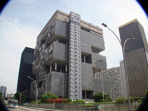 A sede da Petrobras, na Avenida Chile, no centro do Rio de Janeiro, foi atingida por uma bala perdida; a marca de tiro em uma das janelas do prédio foi vista por uma funcionária da limpeza, e a bala que provocou a perfuração foi encontrada no forro da sala; segundo a estatal, a trajetória do projétil indica que o disparo veio da área externa do prédio