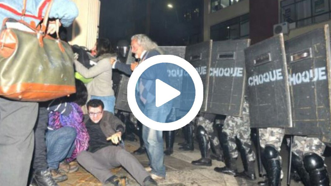 O deputado estadual Jeferson Fernandes (PT), presidente da Comissão de Direitos Humanos da Assembleia Legislativa do Rio Grande do Sul, foi agredido e algemado na noite desta quarta-feira 14 ao tentar negociar com o comando da Brigada Militar a fim de garantir a segurança de 70 famílias durante um processo de reintegração de posse